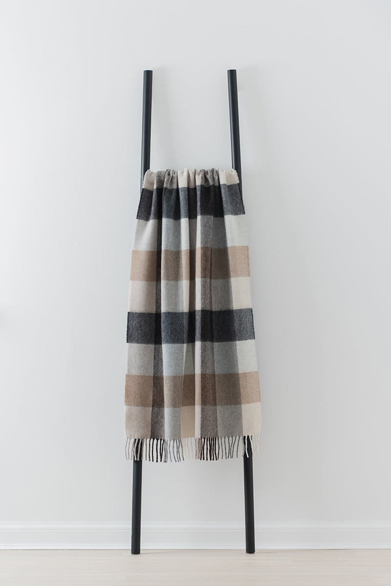 Dunira Natural merino lambswool throw by Remony - detail