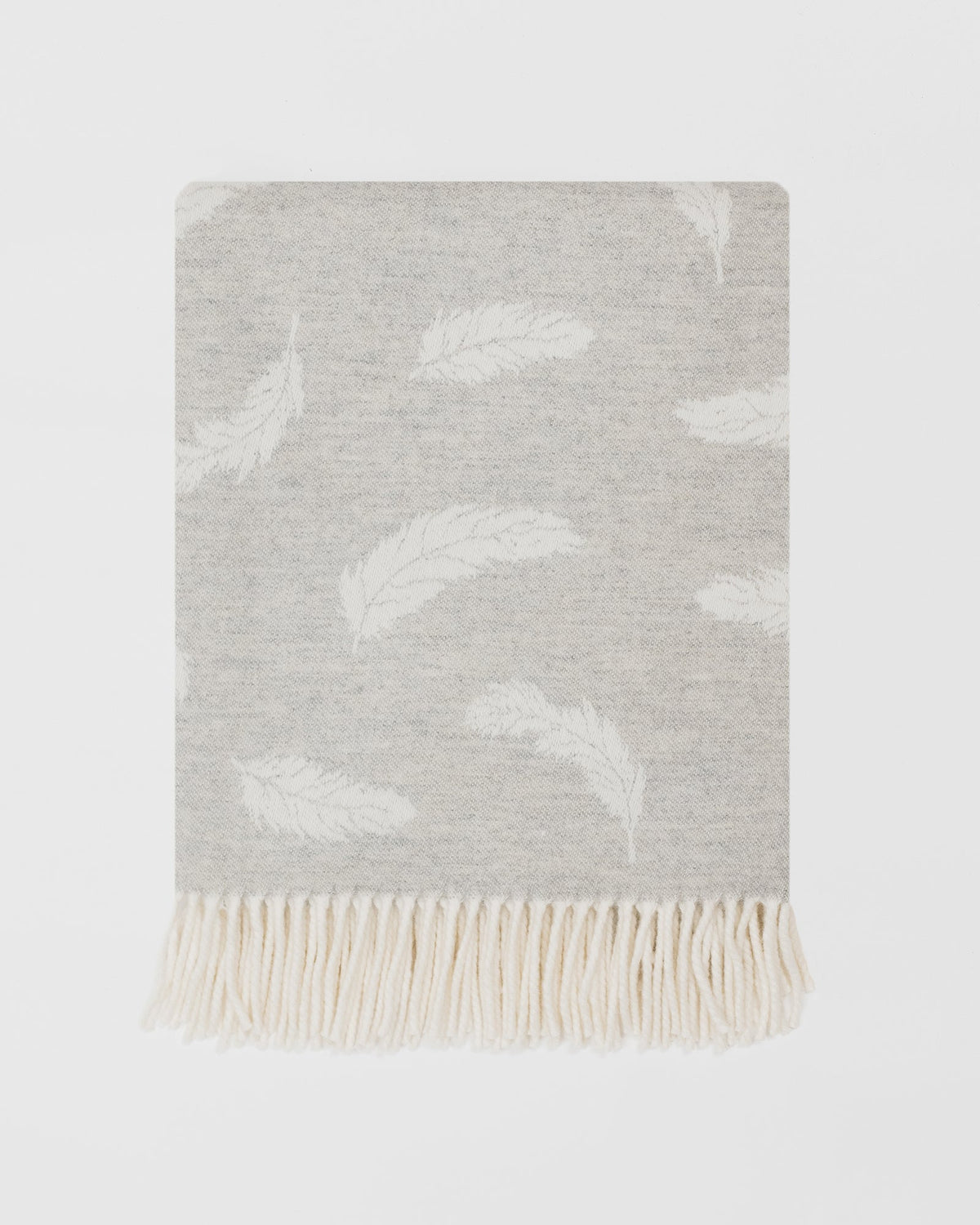 Nature Feather Silver merino lambswool throw by Remony - detail